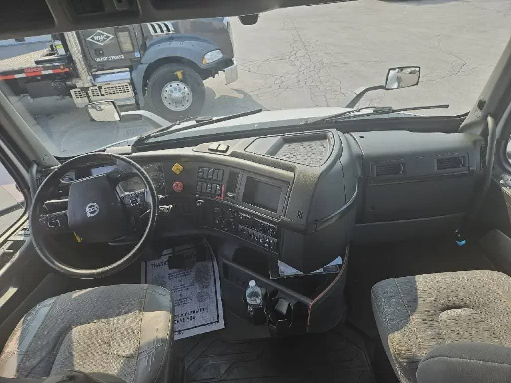 2022 Volvo VNR image 4