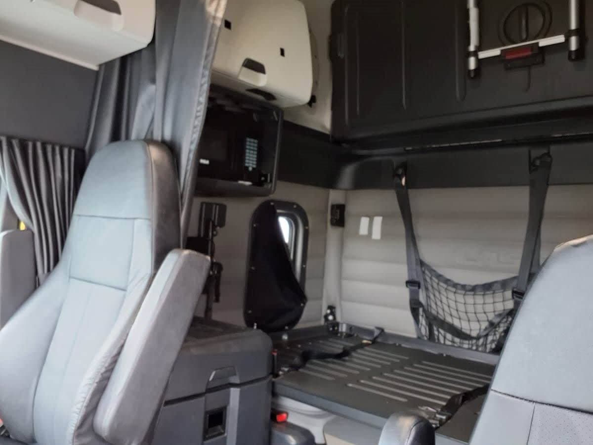 2020 Freightliner Cascadia 126 Sleeper Semi Truck - 72" Condo Sleeper, 455HP, 12 Speed Automatic image 7