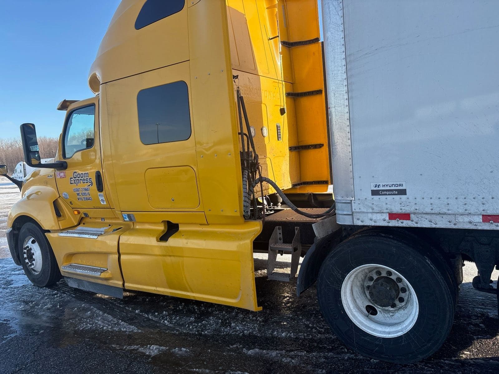 2019 International LT625 image 3