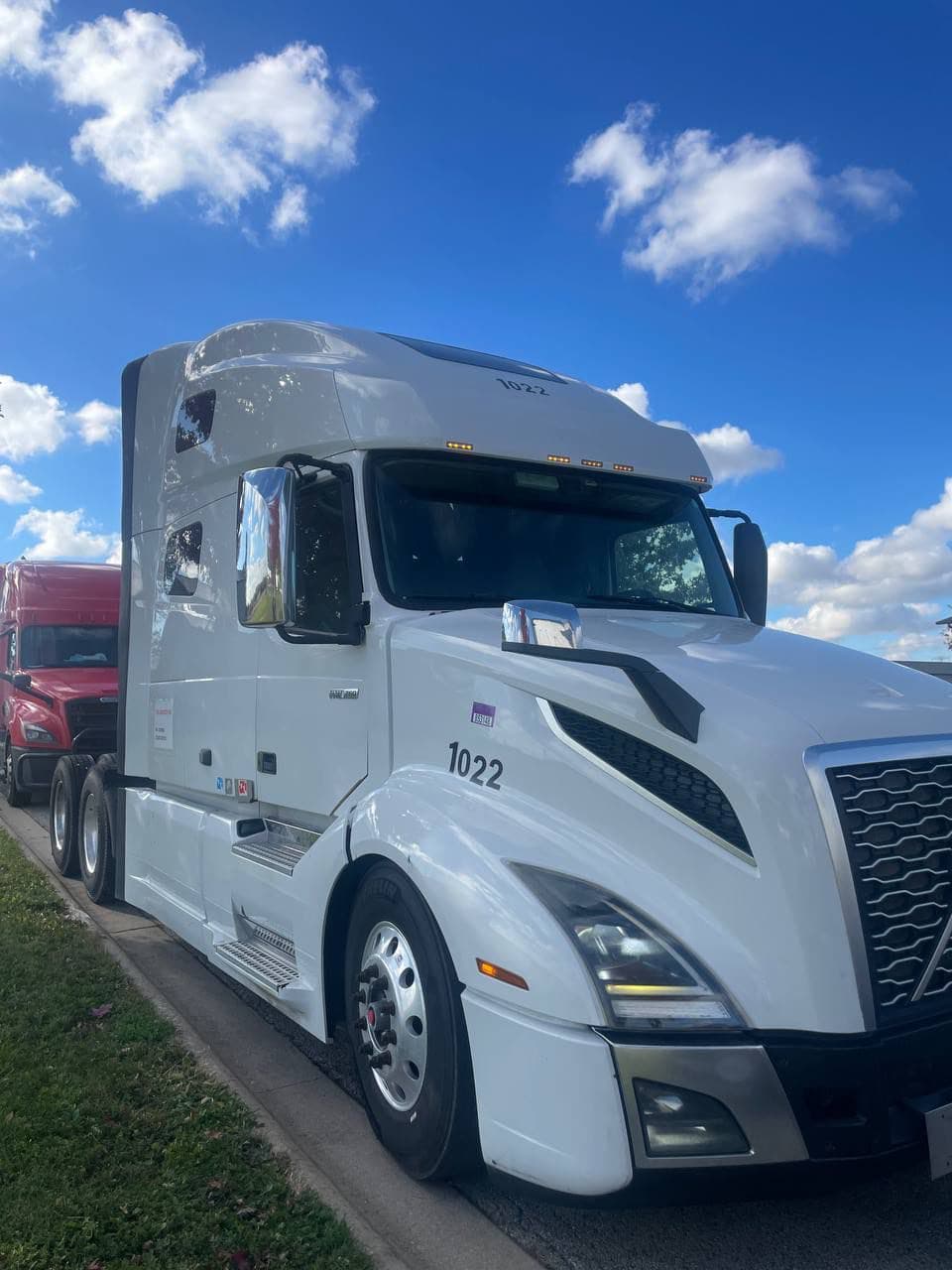 2019 Volvo VNL image 2