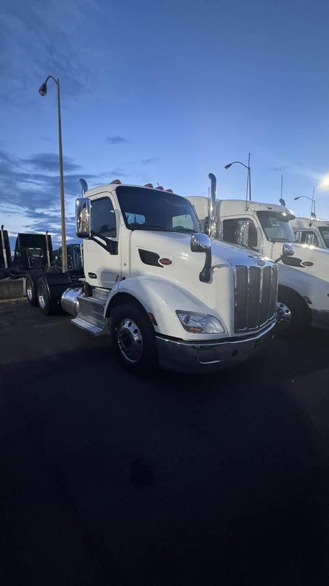 2017 Peterbilt 579 image 3