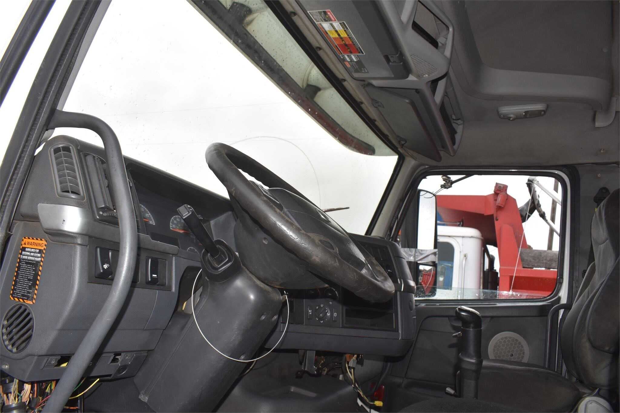 2011 Volvo VNL670 image 4