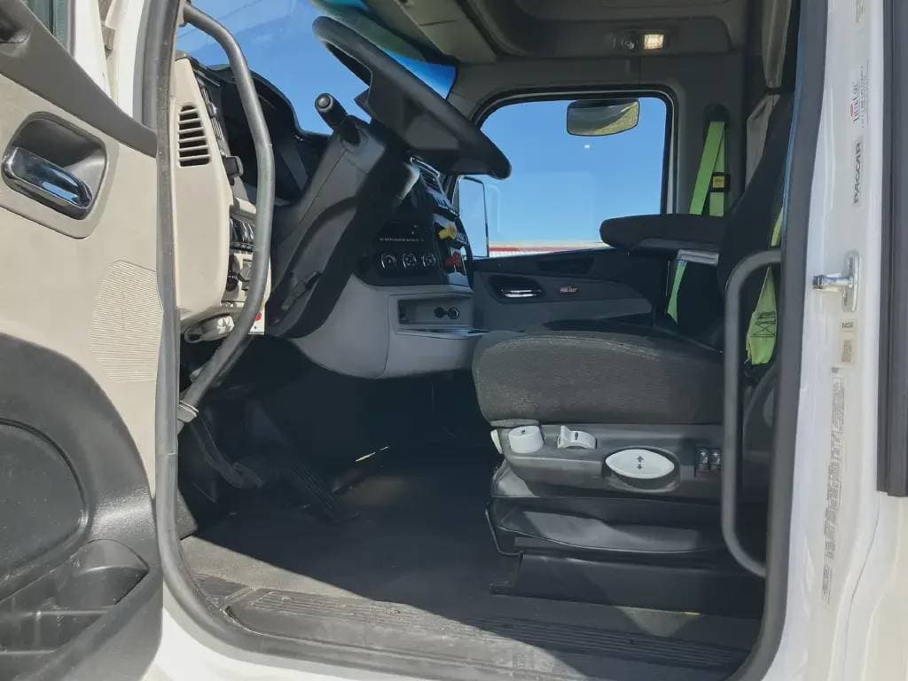 2022 Peterbilt 579 image 5