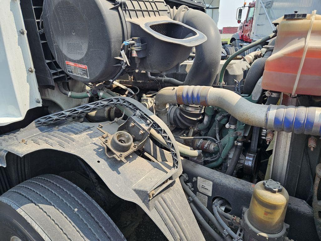 2017 Volvo VNL image 12