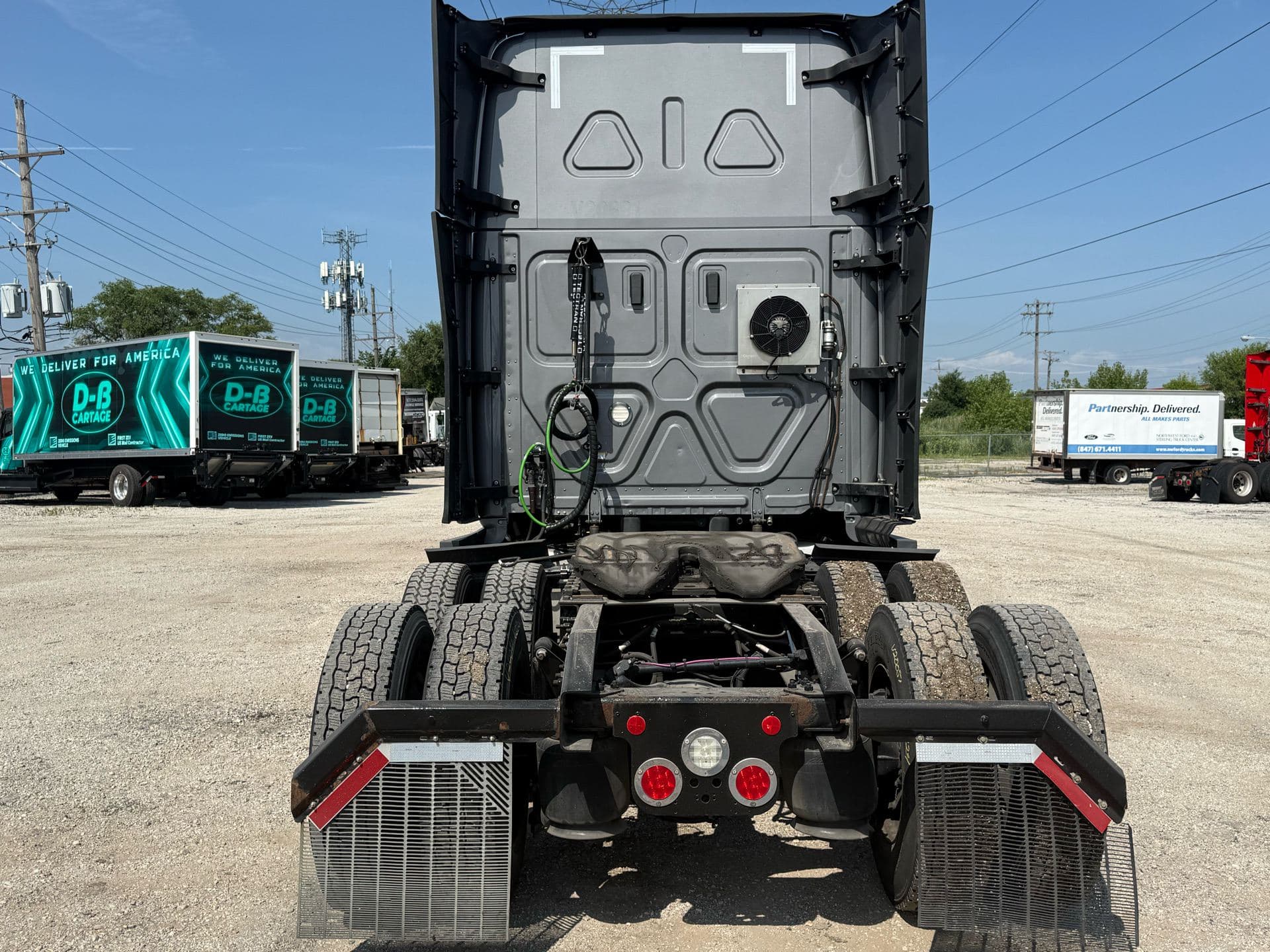 2022 Freightliner - 438k - 11,270 Hours image 2