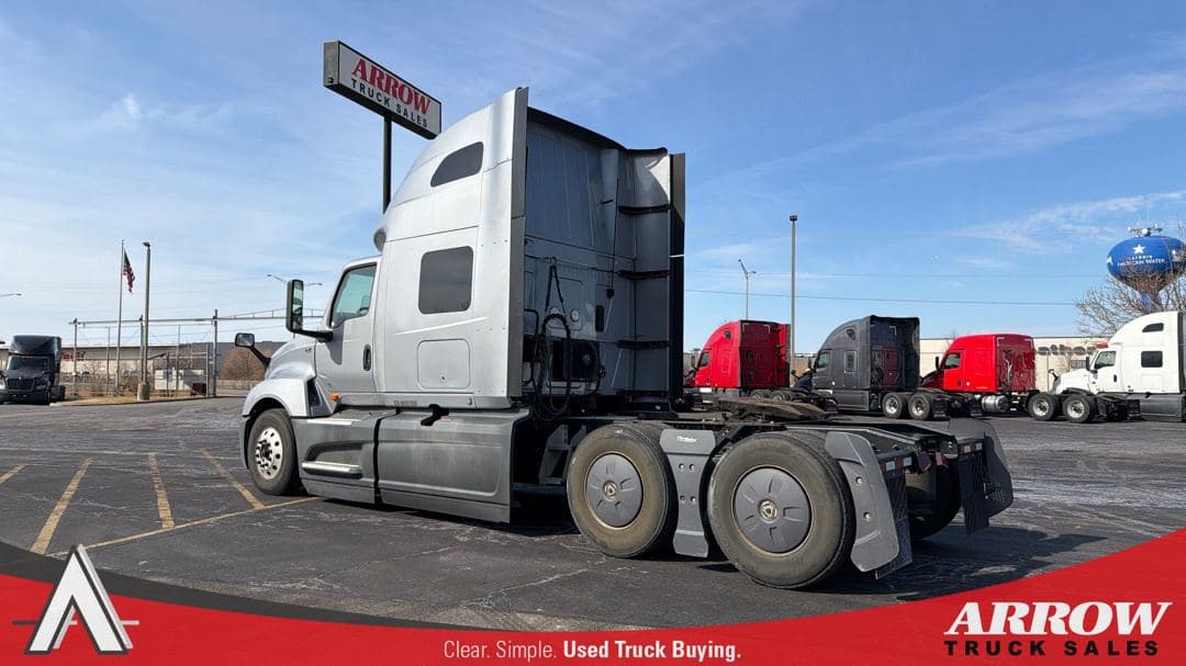 2022 International LT625 image 3