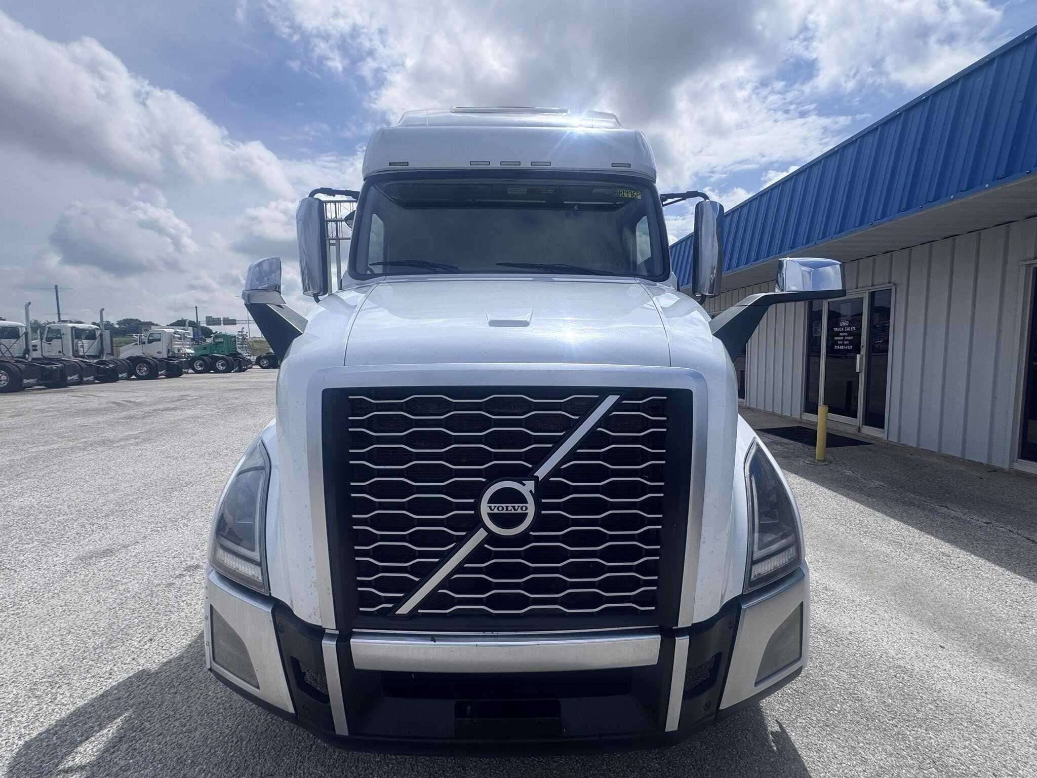2022 Volvo VNL image 5