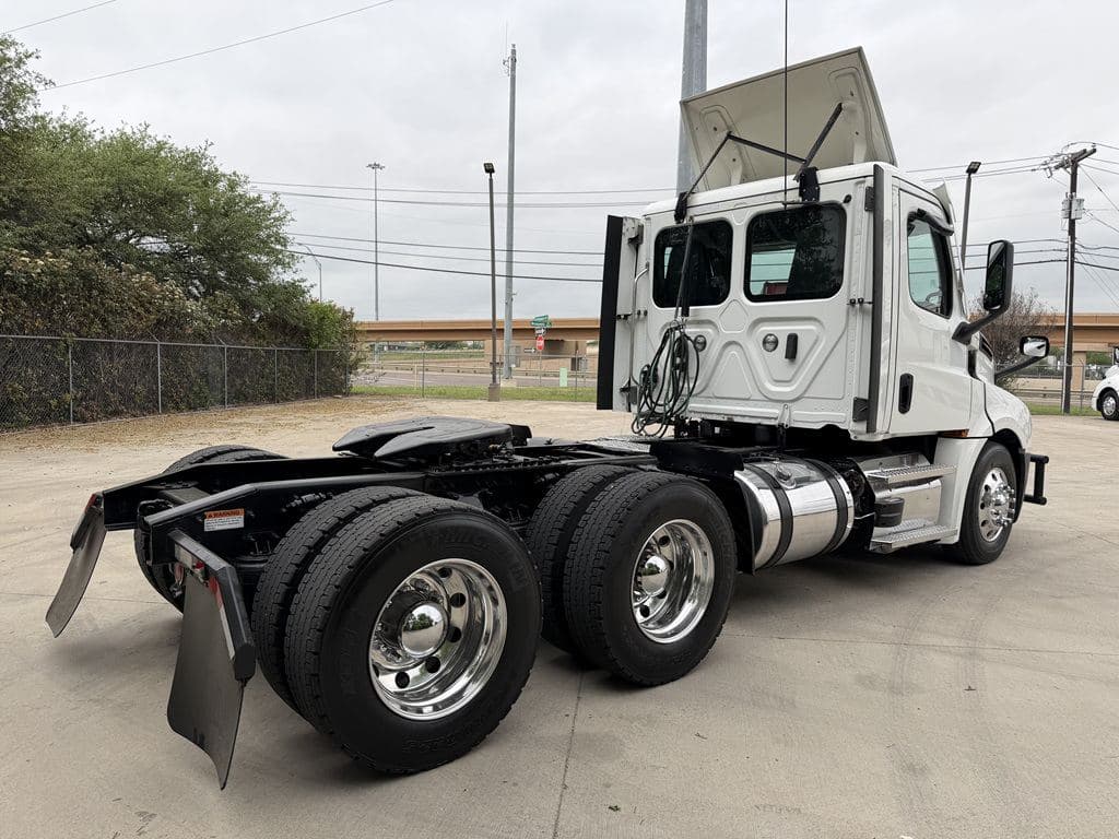 Used 2022 FREIGHTLINER PT126064S T image 12