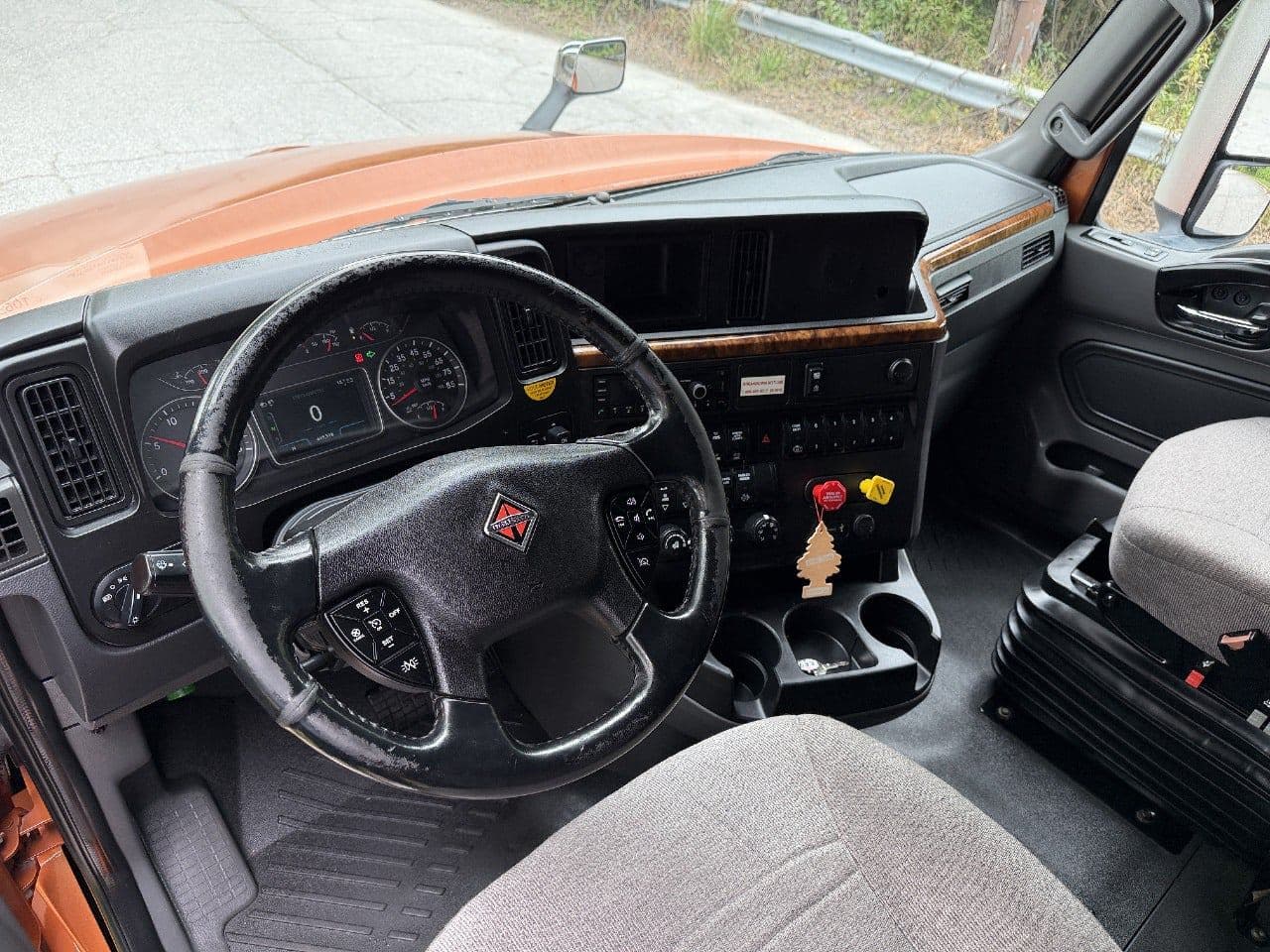 2022 International LT625 image 18