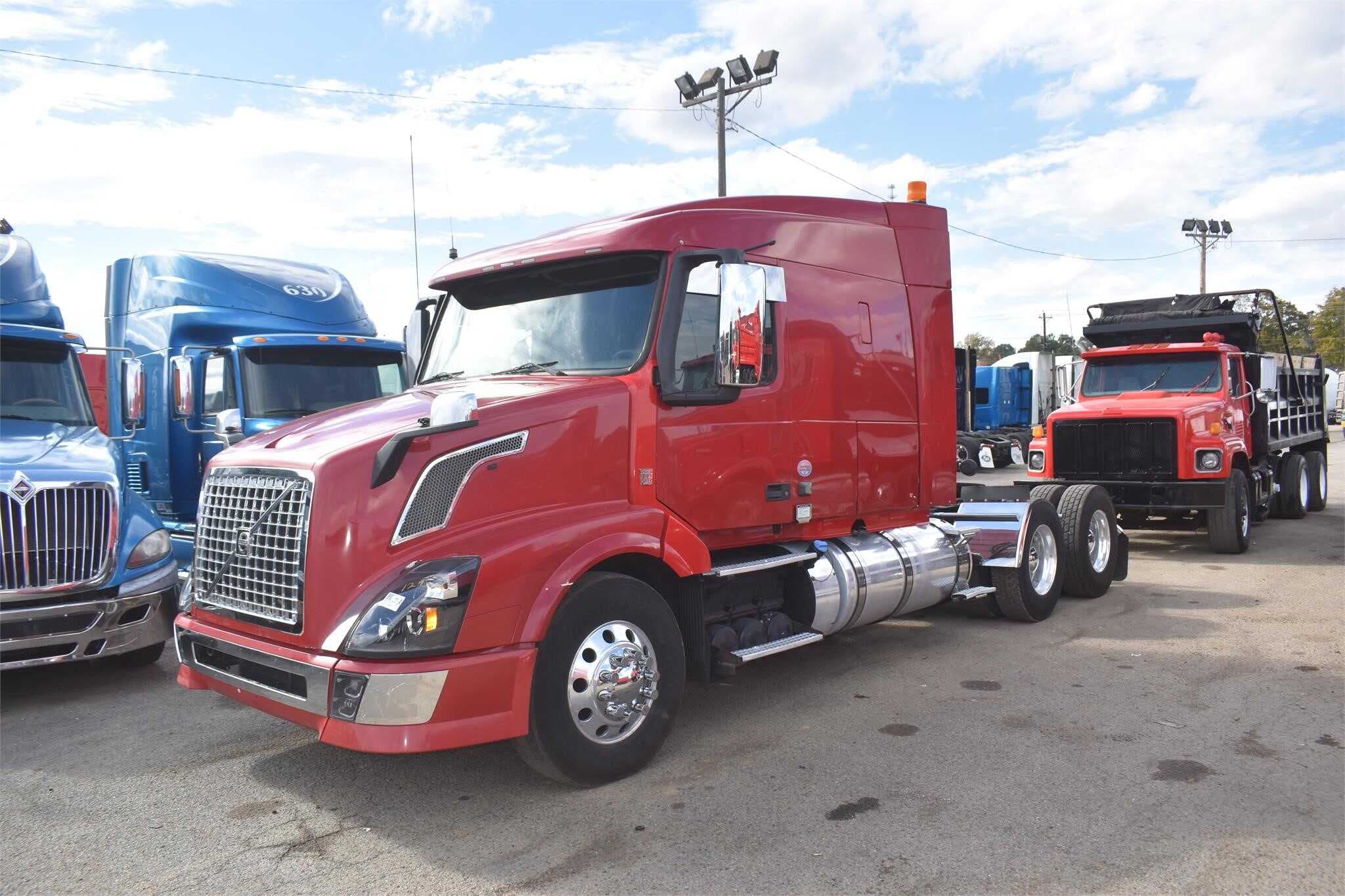 2013 Volvo VNL670 image 1