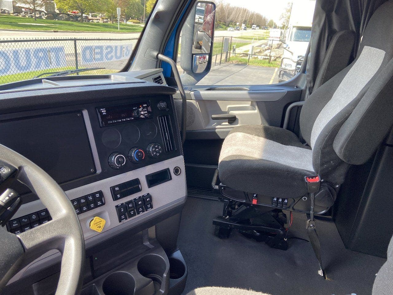 2022 FREIGHTLINER Cascadia CA126 ** Tandem Axle Sleeper image 9