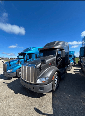 2021 Peterbilt 579 image 1