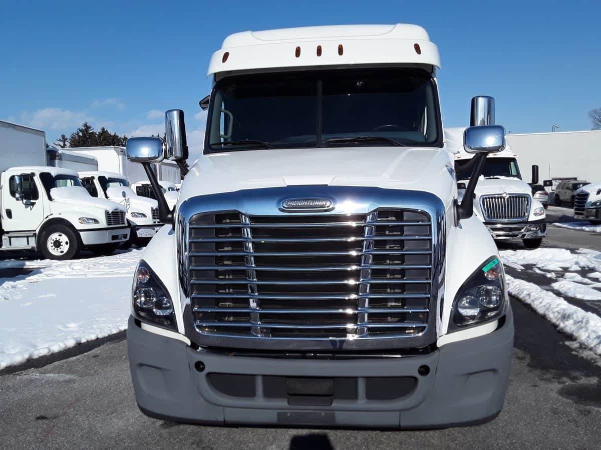 2020 Freightliner Cascadia 125 Sleeper Semi Truck - 72" Mid Roof Sleeper, 450HP, 10 Speed Manual image 2