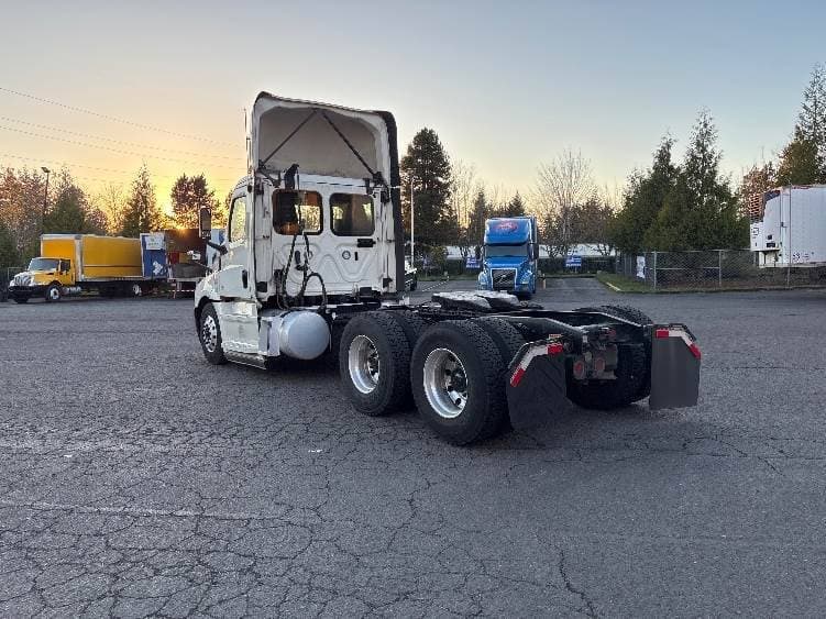 2019 Freightliner Cascadia 126 Day Cab Truck - 455HP, 12 Speed Automatic image 5
