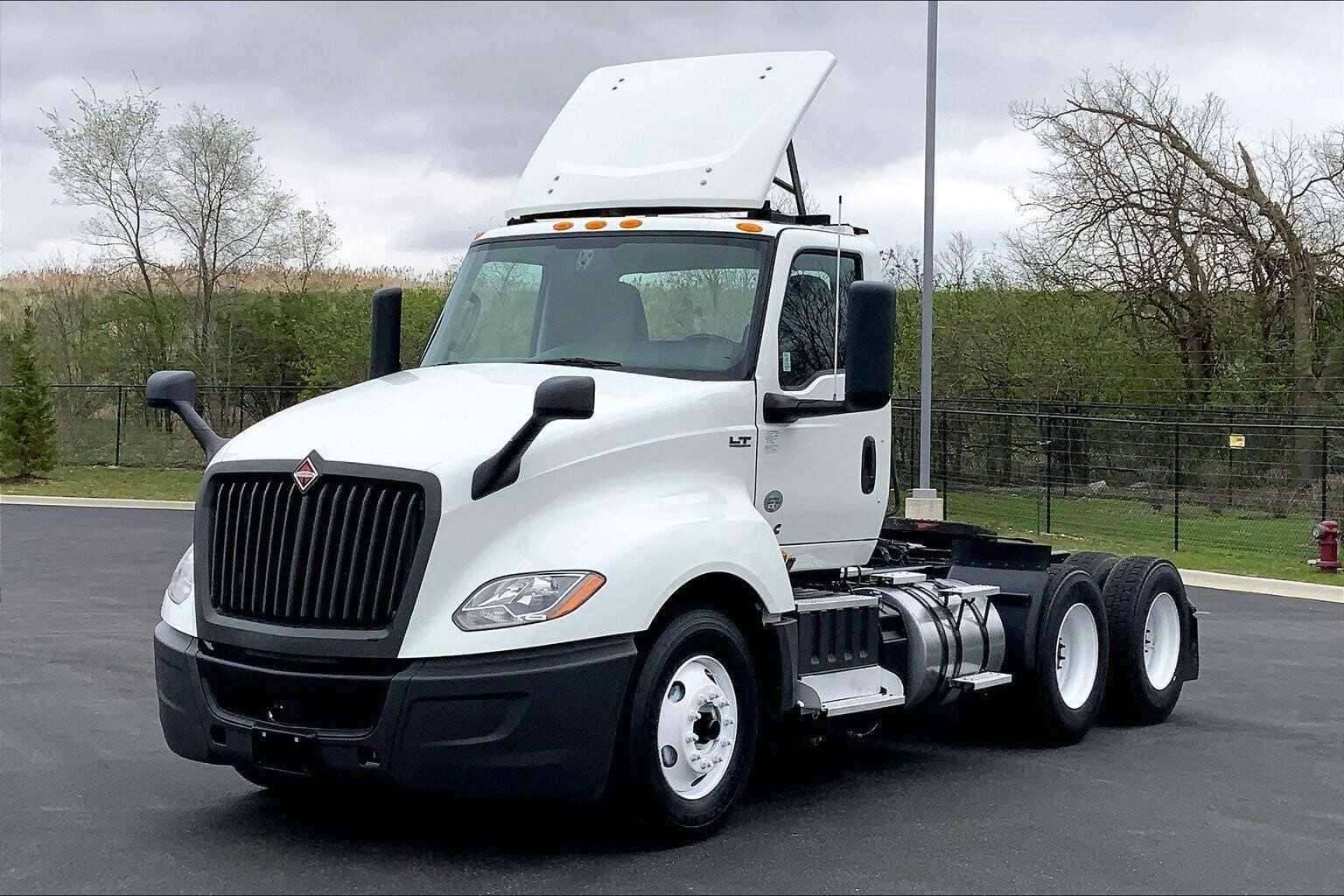 2021 International LT625 image 3