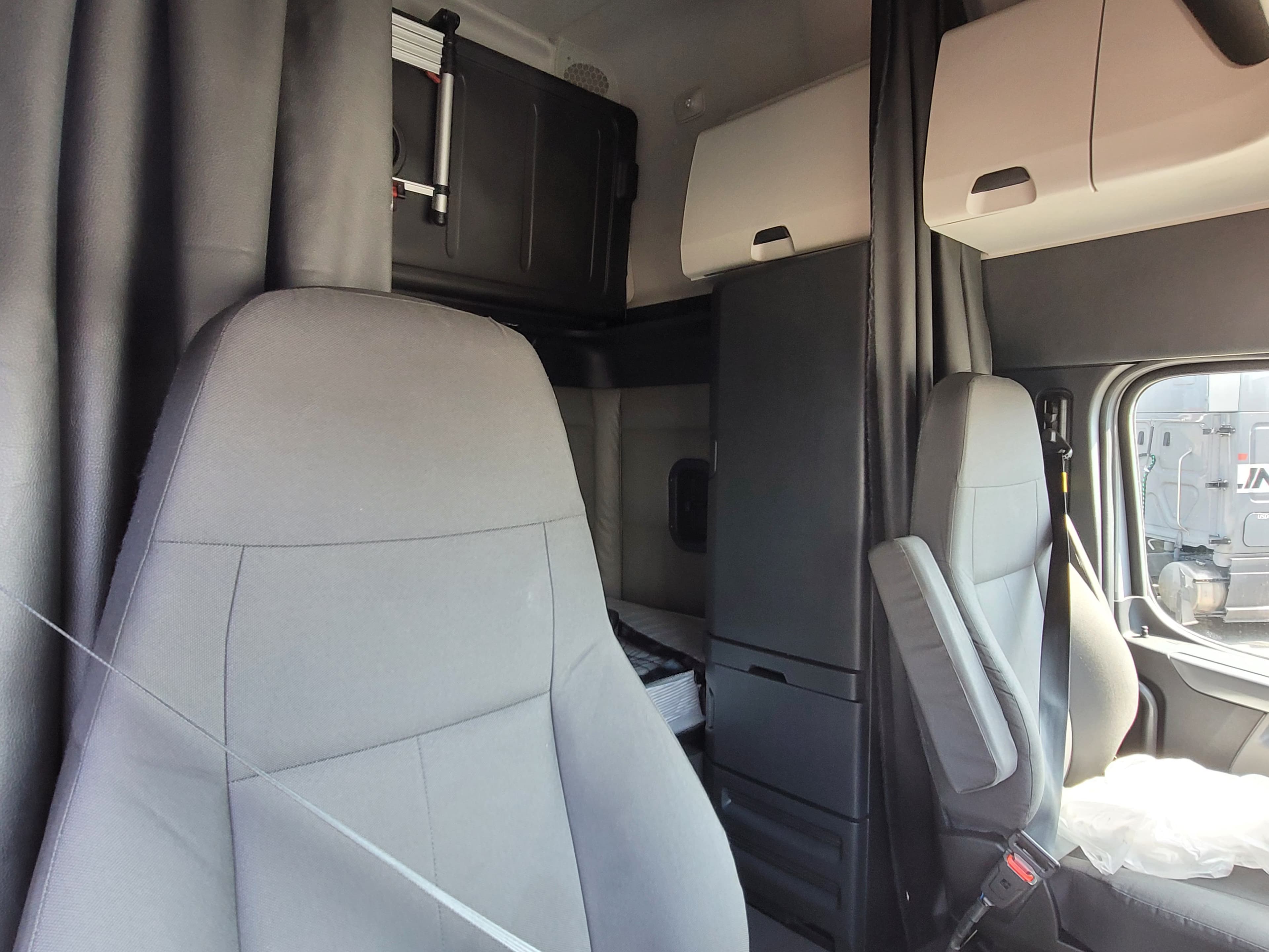 2022 Freightliner Cascadia 126 image 9