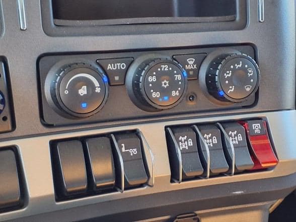 2025 Kenworth T880 image 24