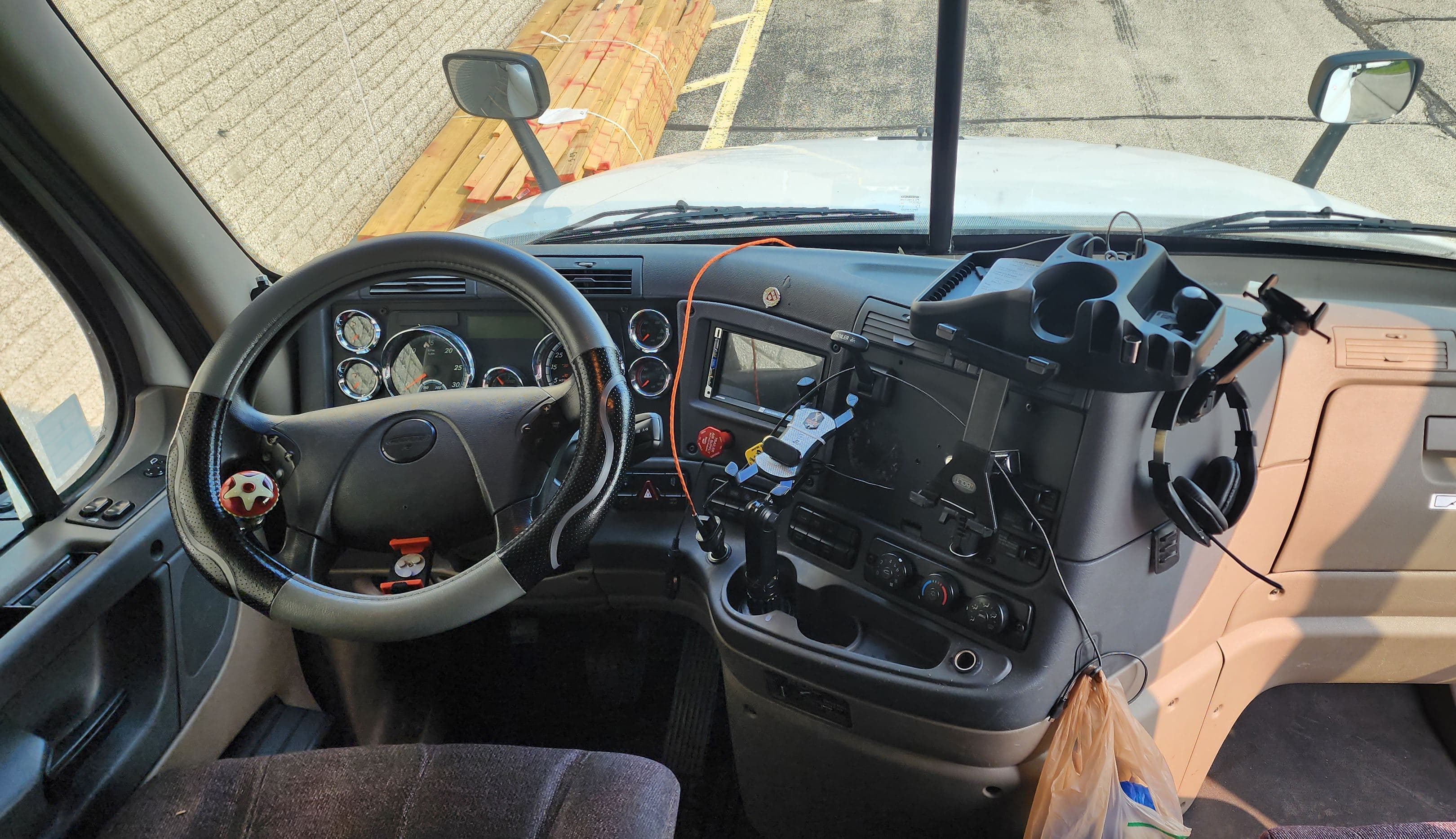 2016 Freightliner Cascadia 125 image 3