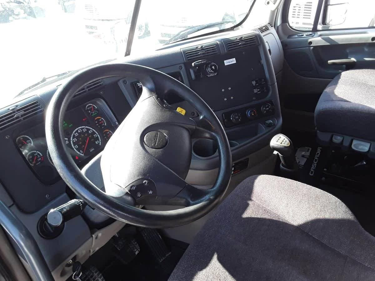 2020 Freightliner Cascadia 125 Sleeper Semi Truck - 72" Mid Roof Sleeper, 450HP, 10 Speed Manual image 10