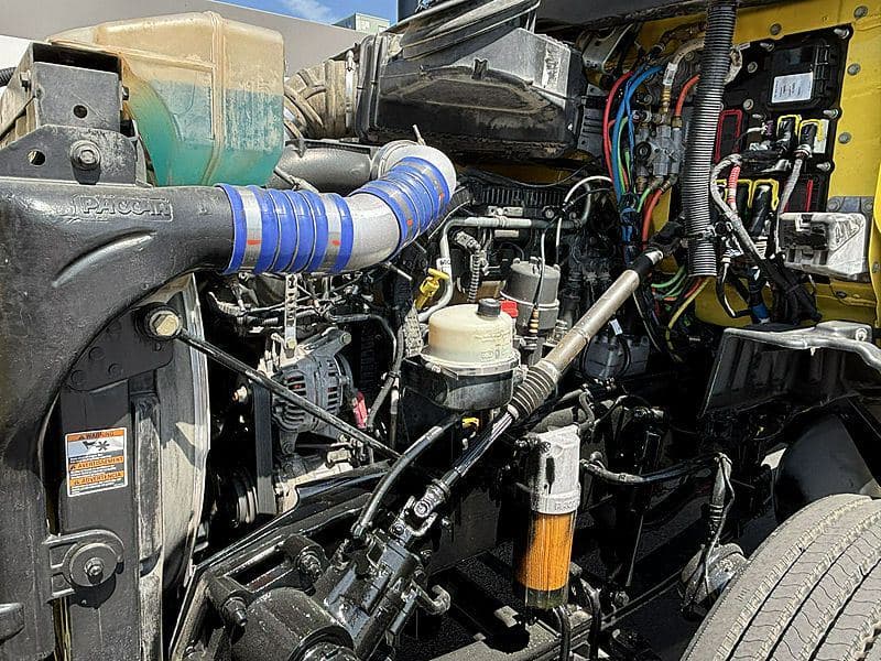 2021 Peterbilt 579 image 13