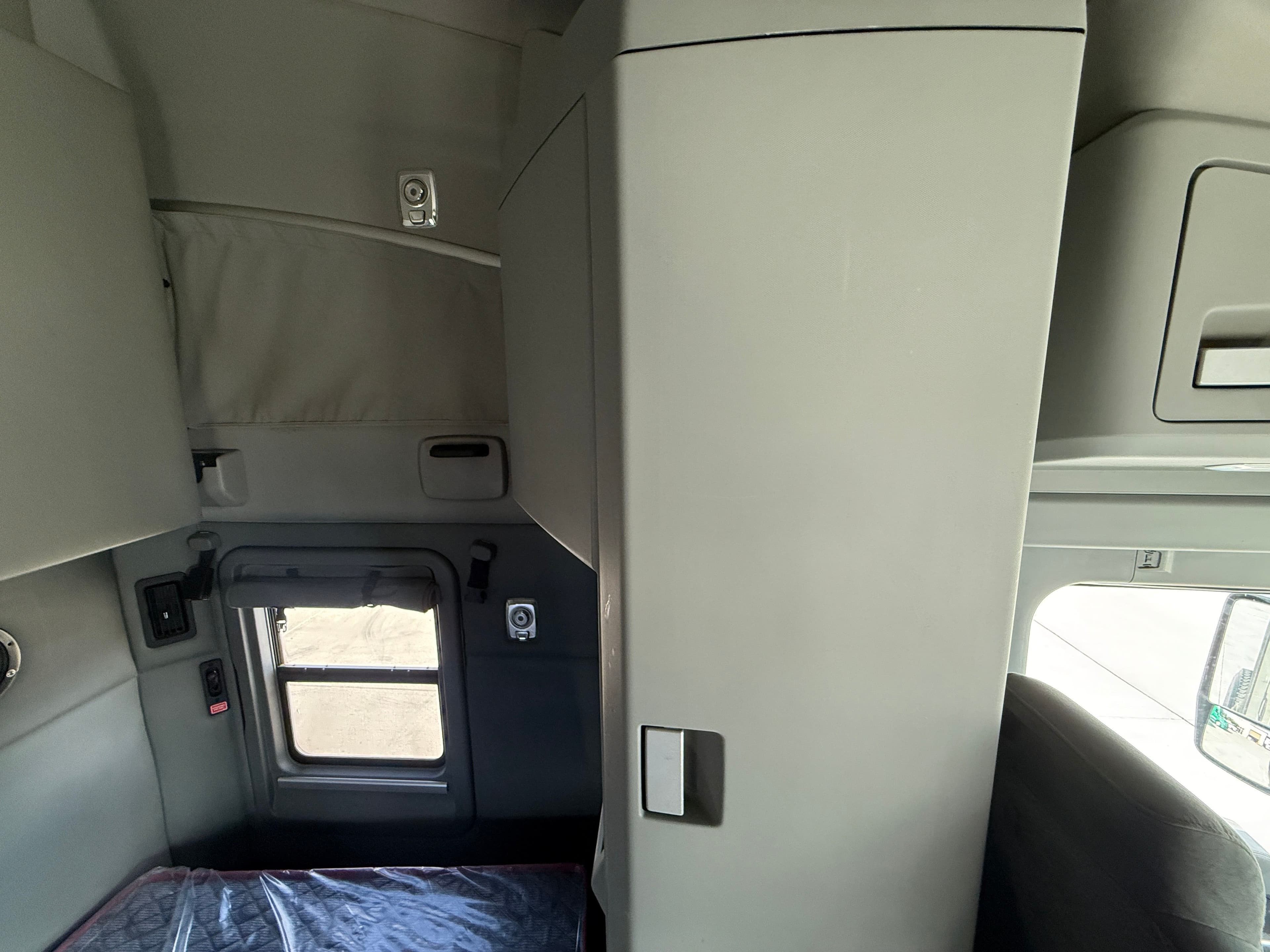 2018 Kenworth T680 image 18