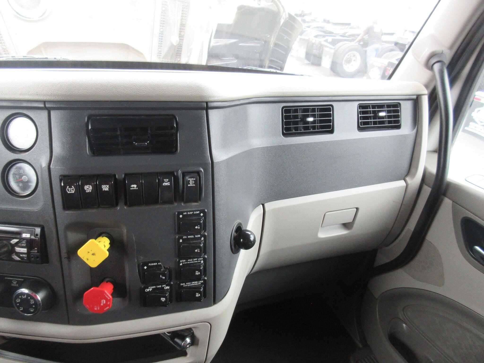 2019 Peterbilt 567 image 9