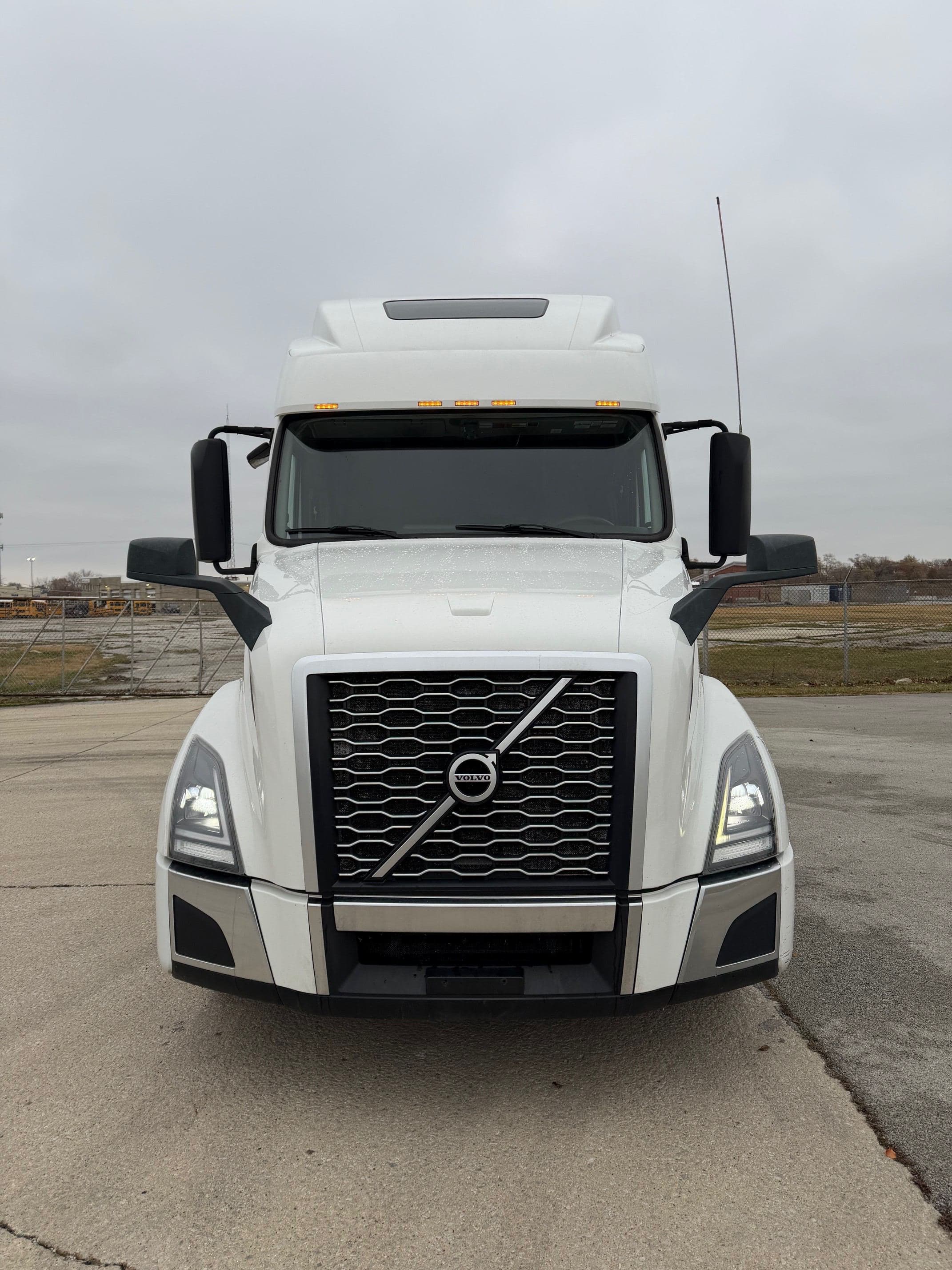 2023 Volvo VNL image 2
