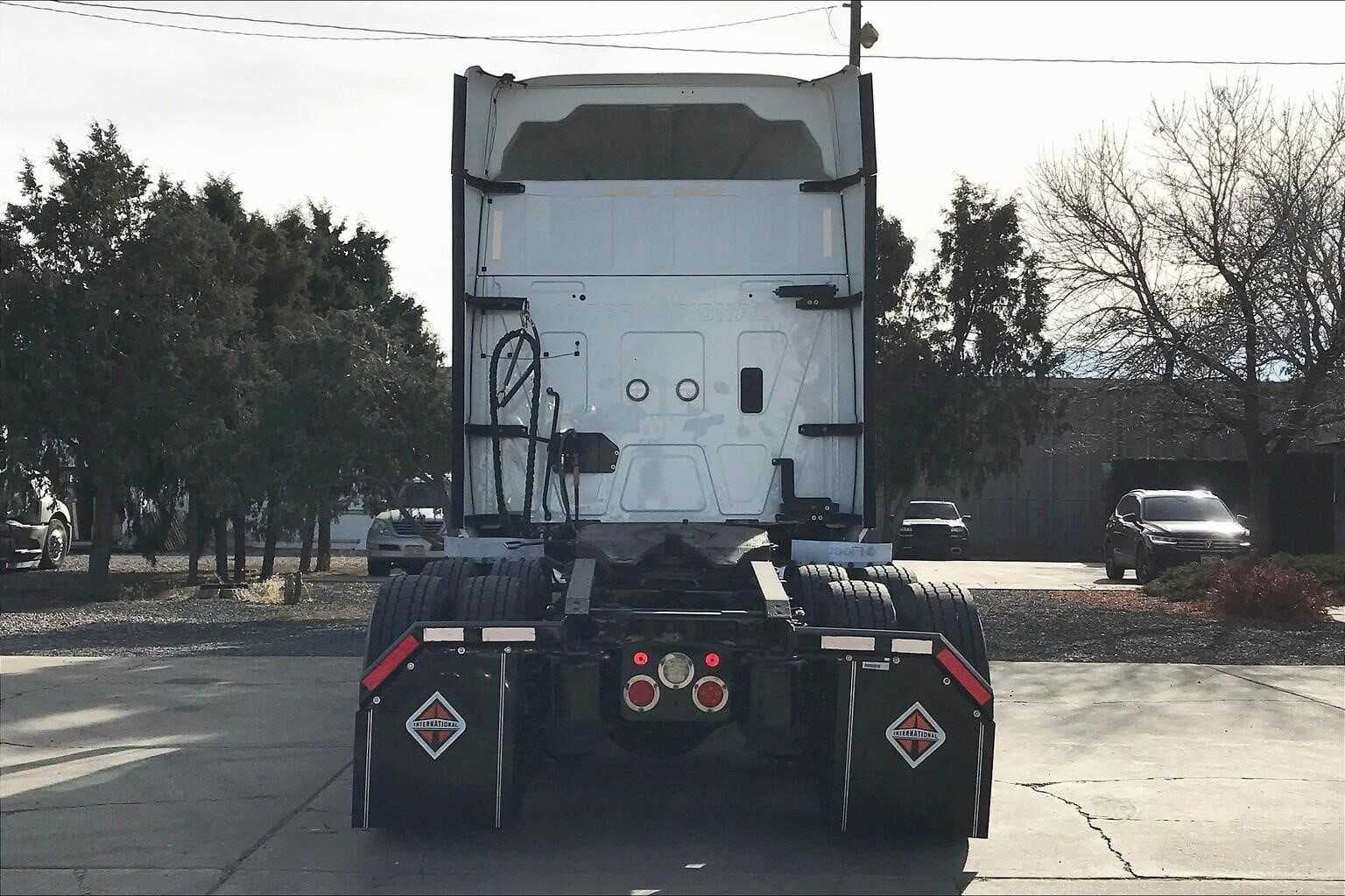 2021 International LT625 image 4