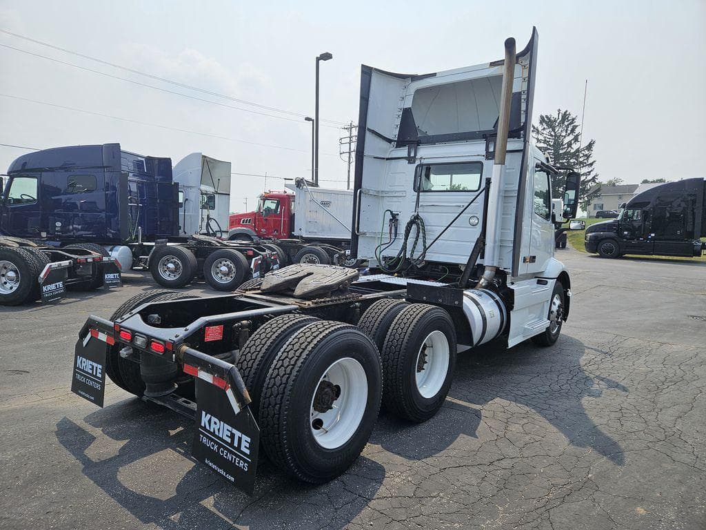 2020 Volvo VNR image 5