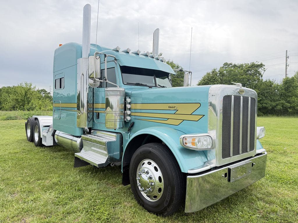 Used 2024 PETERBILT 389 image 1