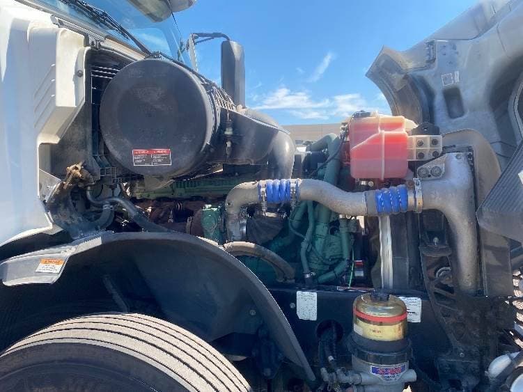 2022 Volvo VNL image 15