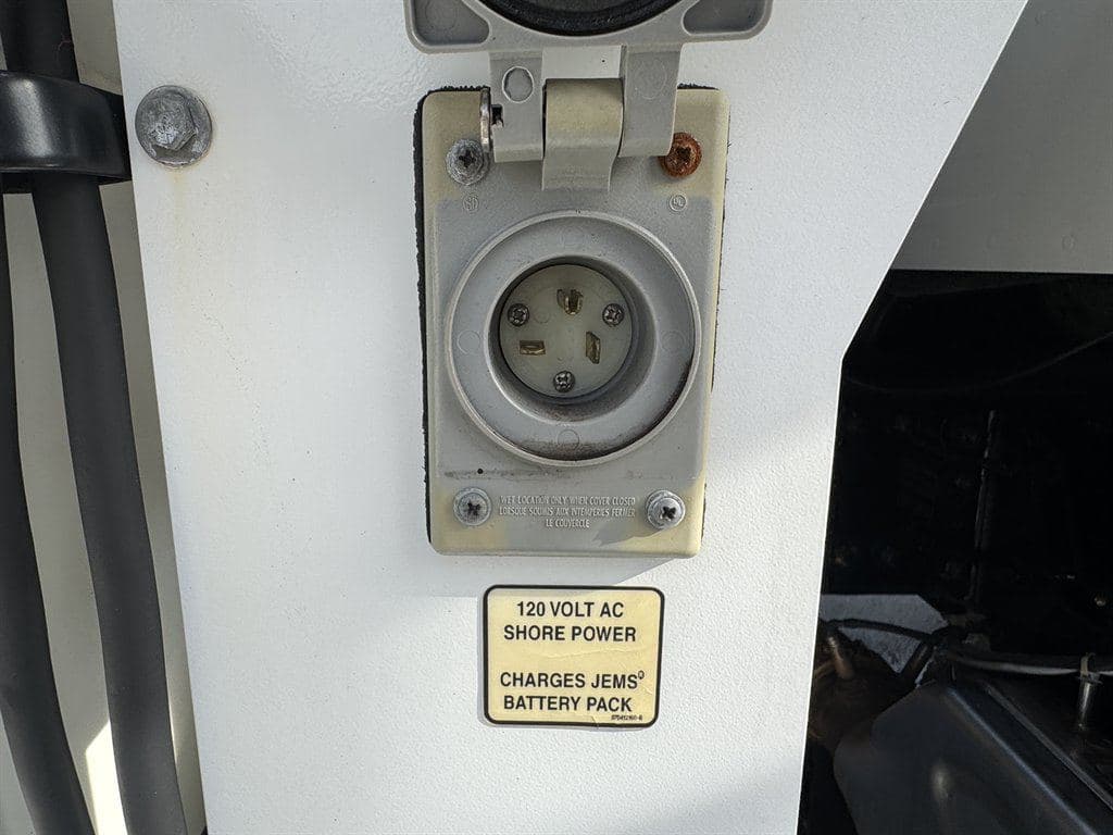2018 Freightliner M2-106 image 25