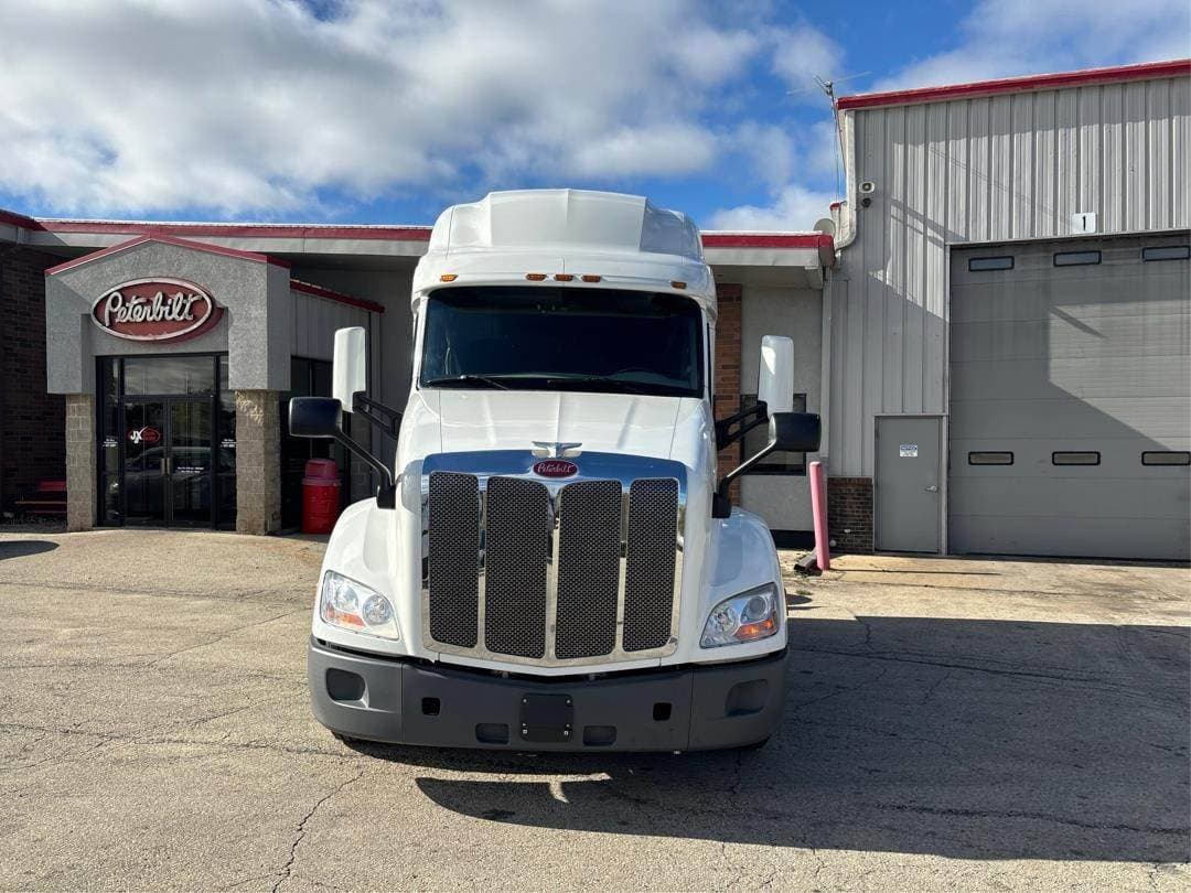 2021 Peterbilt 579 image 2