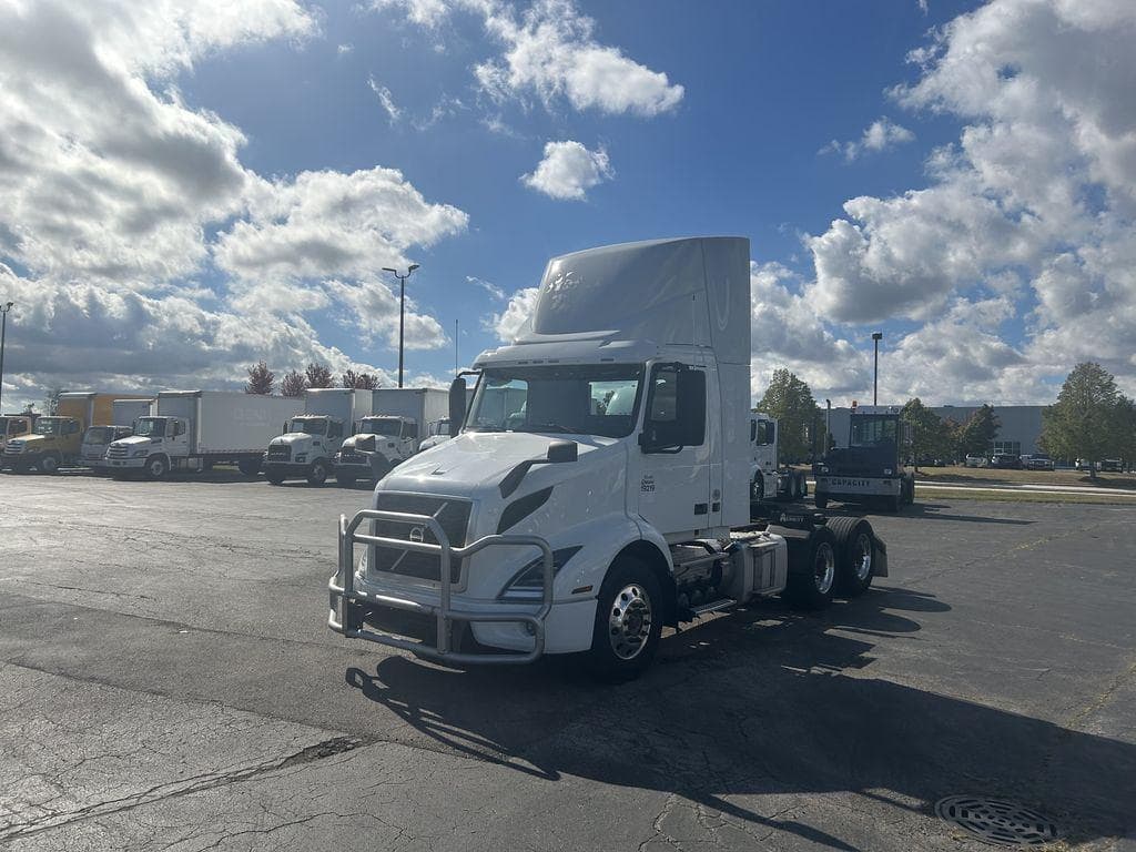 2020 Volvo VNR image 2