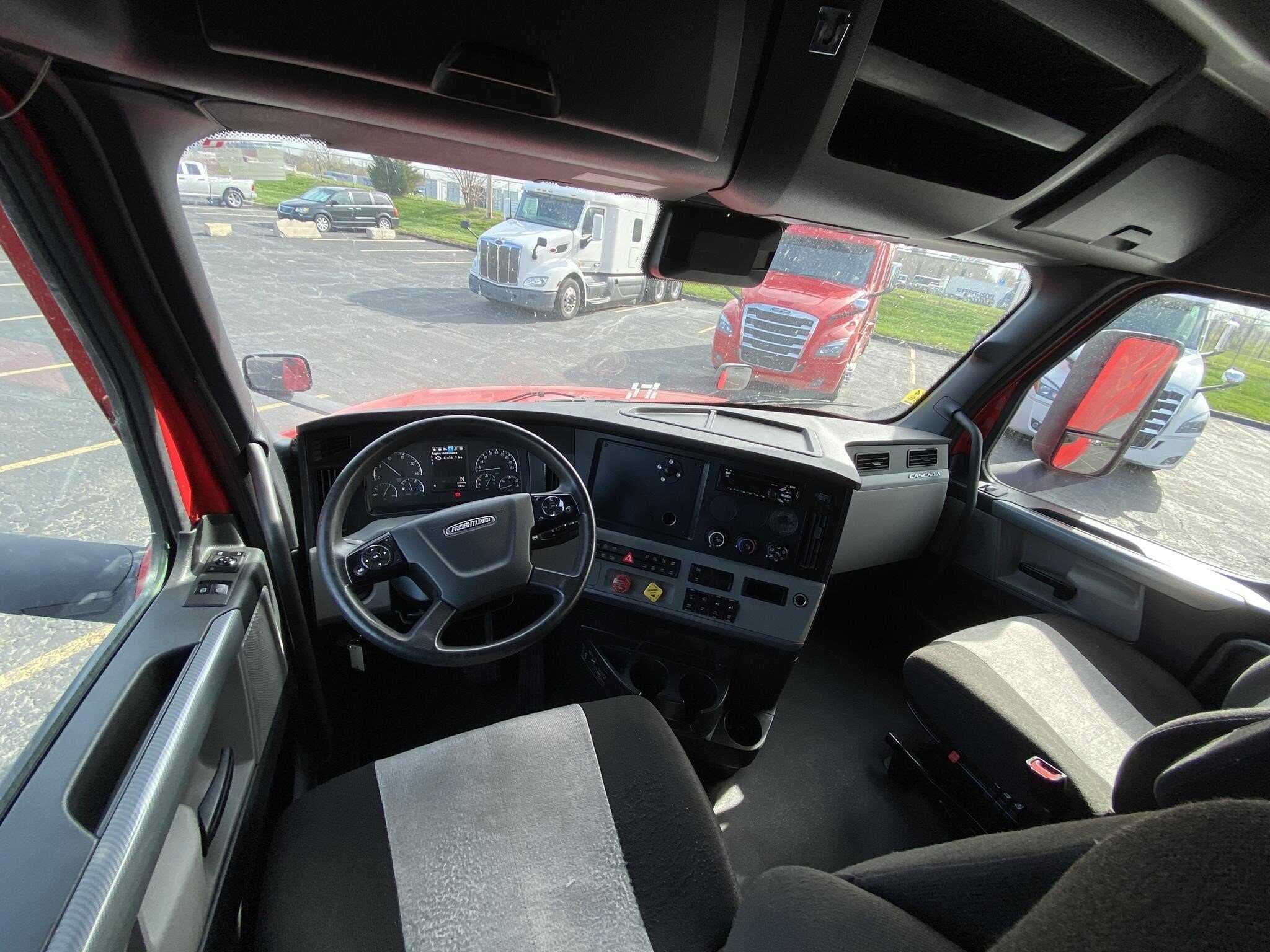 2022 Freightliner Cascadia 126 image 3