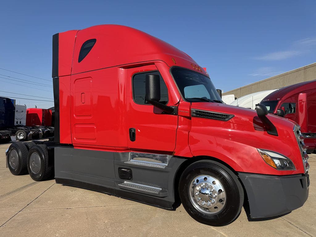 Used 2023 FREIGHTLINER PT126064ST image 1