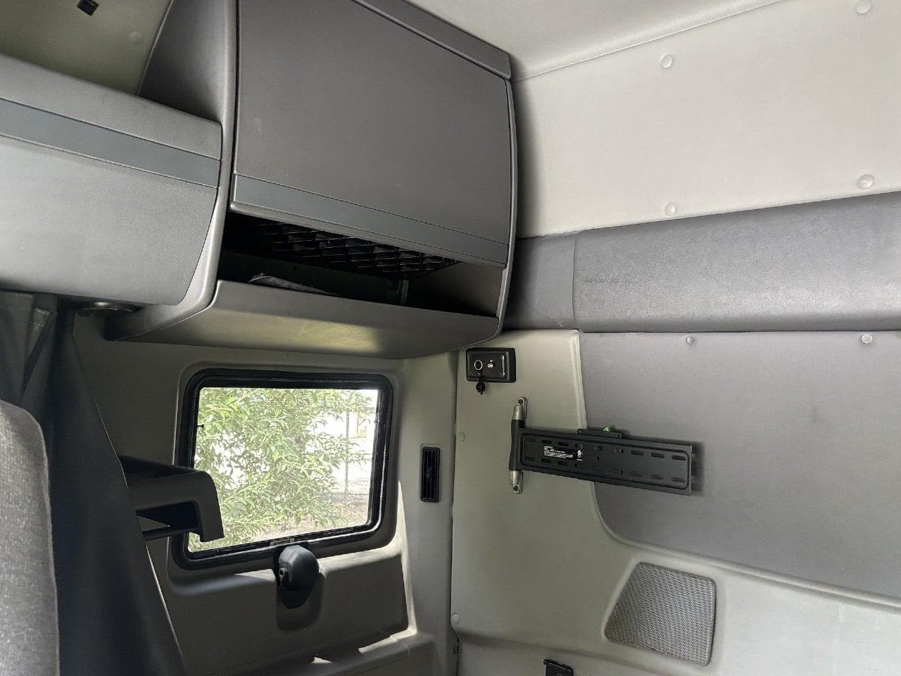 2018 International LT625 image 26
