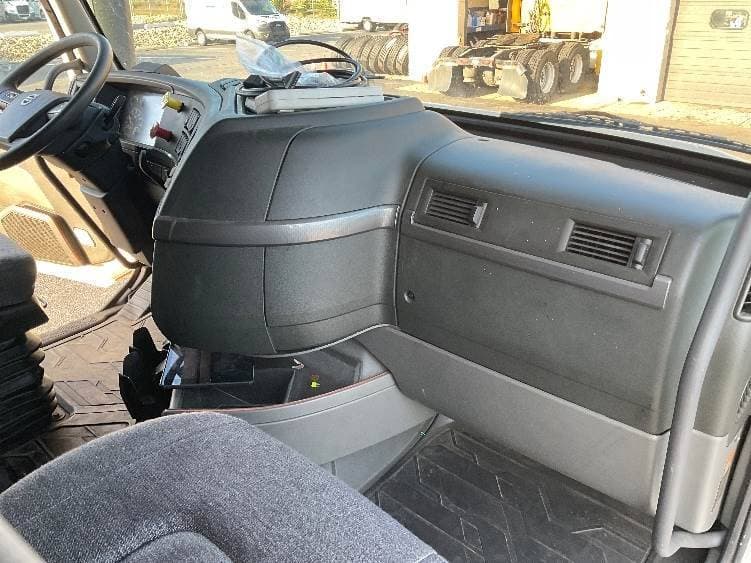2022 Volvo VNL image 13