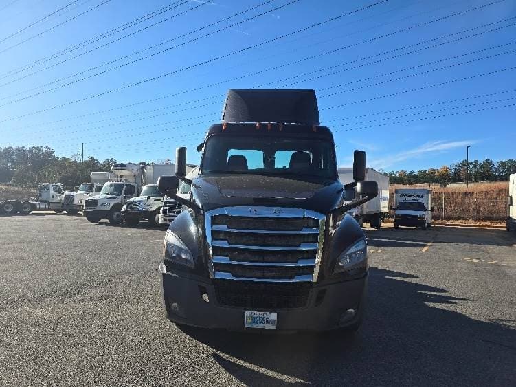 2019 Freightliner Cascadia 126 Day Cab Truck - 450HP, 12 Speed Automatic image 2