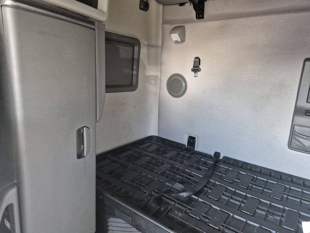 2023 Volvo VNL image 10