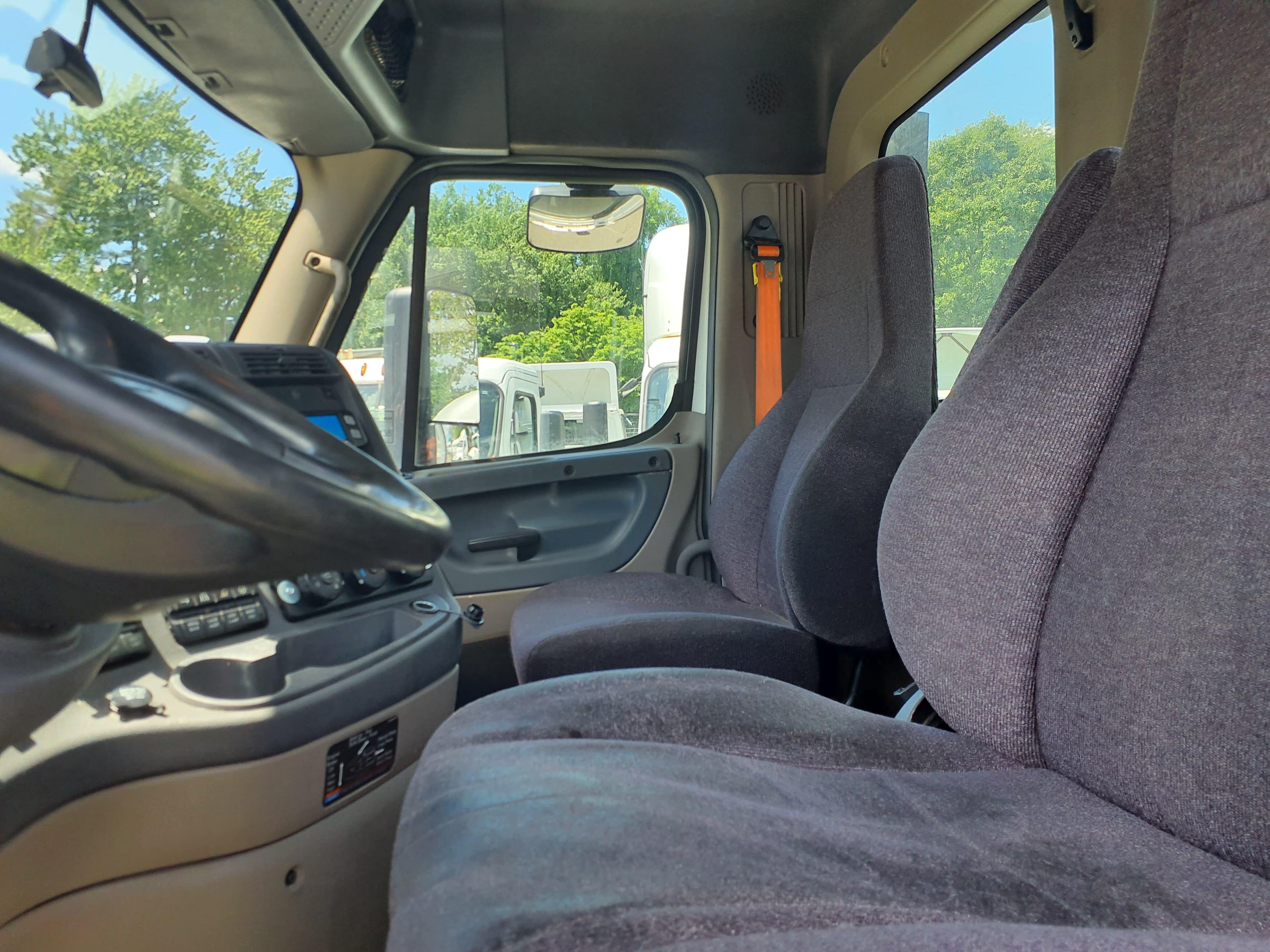 Used 2019 FREIGHTLINER Conventional - Day Cab - CASCADIA 125 image 8