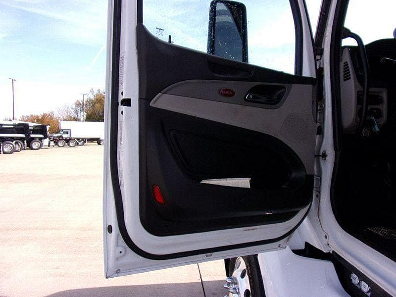 2023 Peterbilt 579 image 8