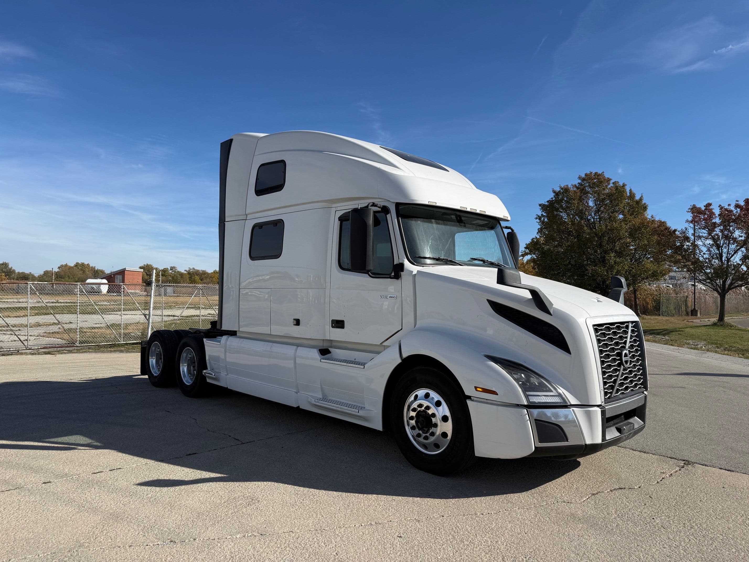 2023 Volvo VNL image 3