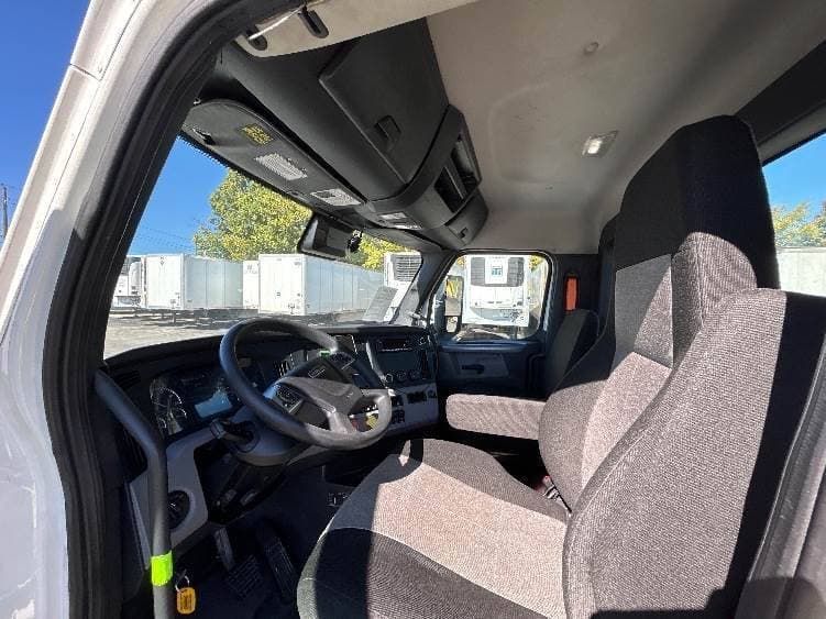 2022 Freightliner Cascadia image 10