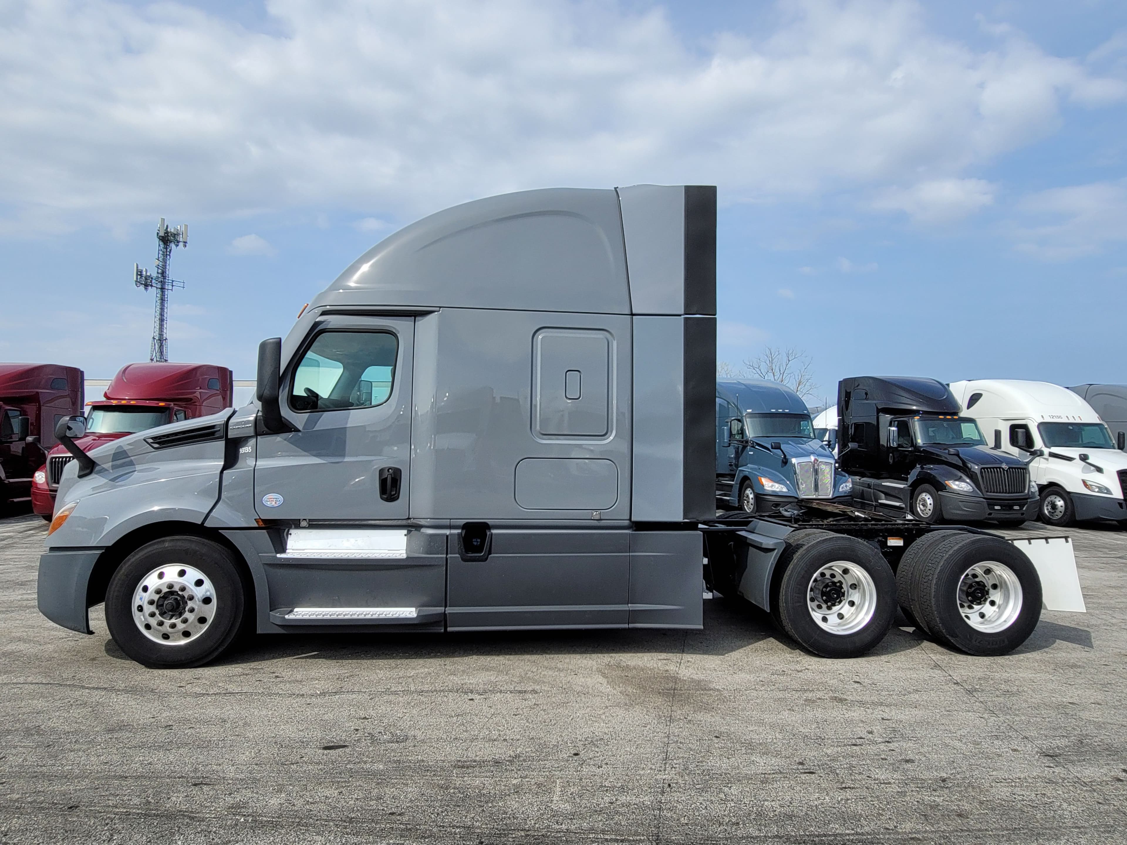 2023 Freightliner Cascadia 125 image 2