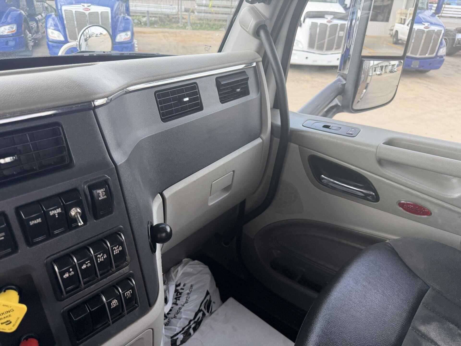 2020 Peterbilt 567 image 11