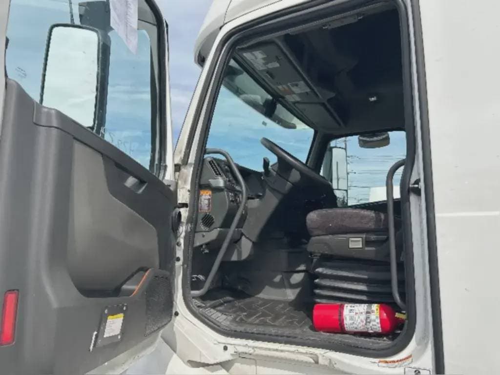 2022 Volvo VNL image 7