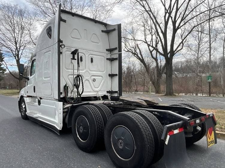 2023 Freightliner Cascadia 126 image 3