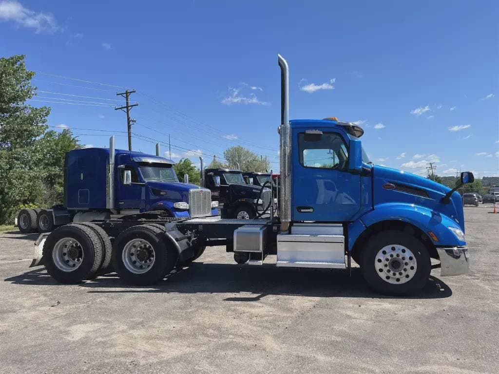 2022 Peterbilt 579 image 3