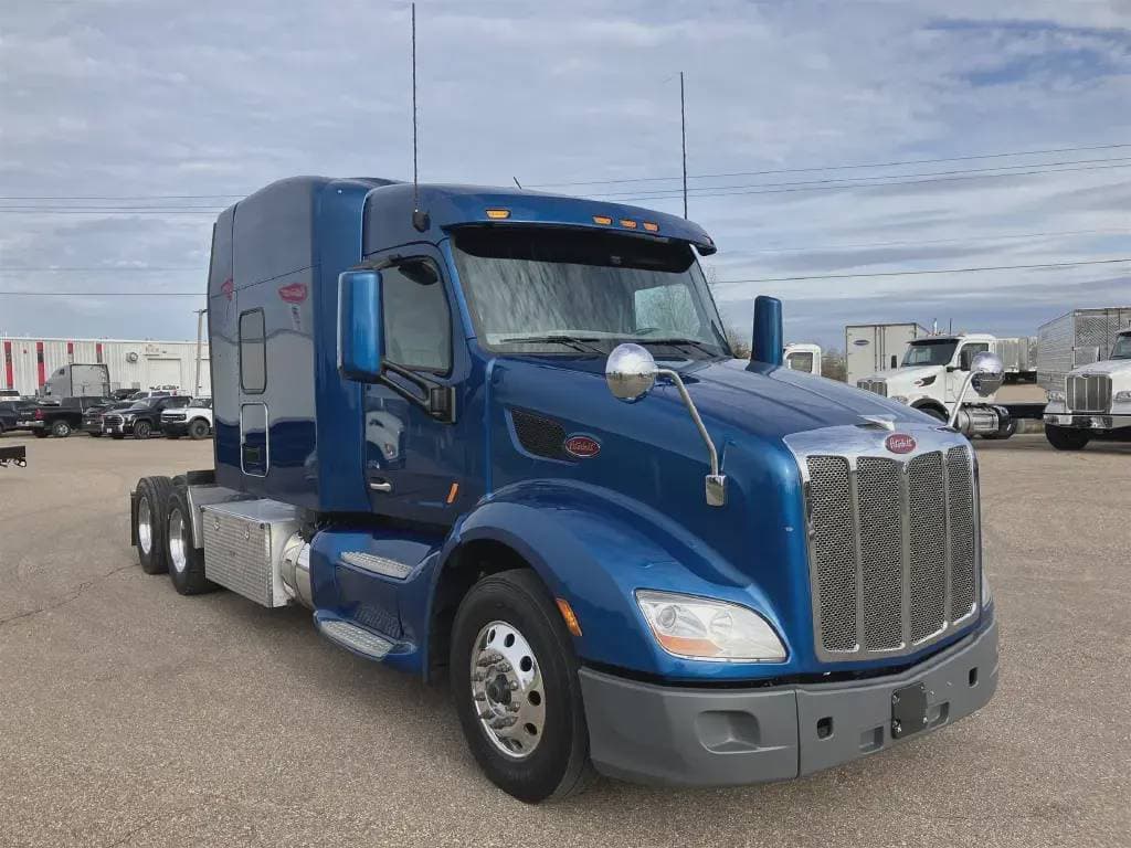 2022 Peterbilt 579 image 2